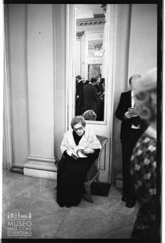 Ritratto di una spettatrice nel foyer del Teatro alla Scala di Milano
