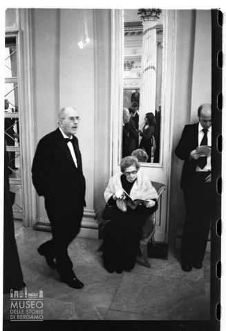 Spettatori nel foyer del Teatro alla Scala di Milano