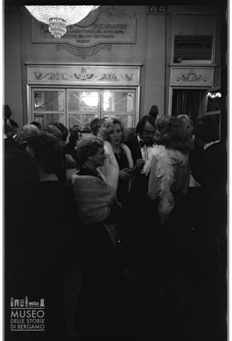 Spettatori nel foyer del Teatro alla Scala di Milano