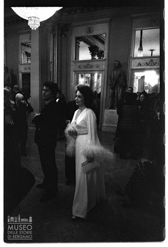 Spettatori nel foyer del Teatro alla Scala di Milano