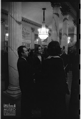 Spettatori nel foyer del Teatro alla Scala di Milano