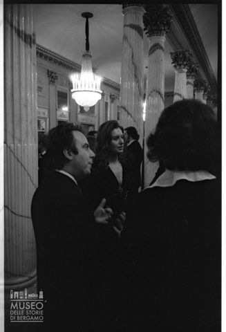 Spettatori nel foyer del Teatro alla Scala di Milano