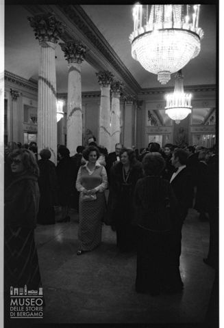 Spettatori nel foyer del Teatro alla Scala di Milano