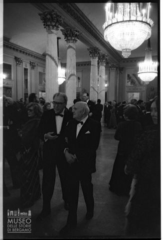 Spettatori nel foyer del Teatro alla Scala di Milano