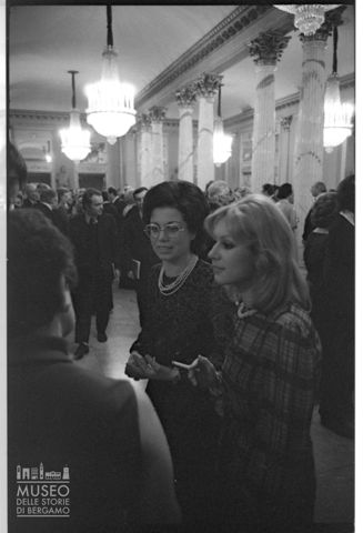 Spettatori nel foyer del Teatro alla Scala di Milano