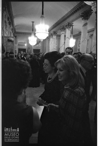 Spettatori nel foyer del Teatro alla Scala di Milano