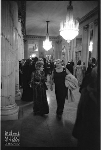 Spettatori nel foyer del Teatro alla Scala di Milano