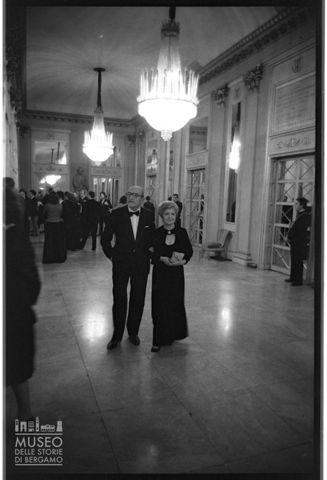 Spettatori nel foyer del Teatro alla Scala di Milano