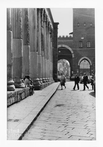 Scena di vita quotidiana davanti al colonnato di San Lorenzo a Milano