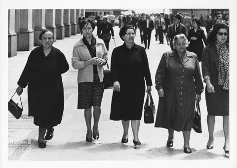 Donne nella Galleria Vittorio Emanuele II di Milano