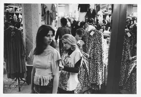 Donne nel negozio Fiorucci di Milano