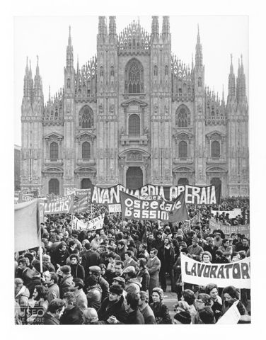 Una manifestazione in piazza del Duomo a Milano