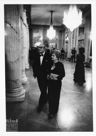 Spettatori nel foyer del Teatro alla Scala di Milano