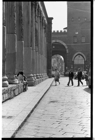 Scena di vita quotidiana davanti al colonnato di San Lorenzo a Milano