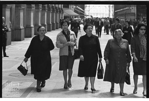 Donne nella Galleria Vittorio Emanuele II di Milano