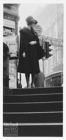 Ritratto di donna in piazza Duomo a Milano