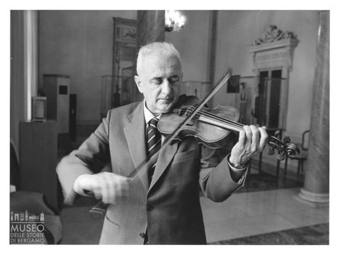 Ritratto di Andrea Mosconi mentre suona il violino nel palazzo del Comune di Cremona