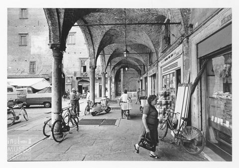 Scena di vita quotidiana in piazza delle Erbe a Mantova