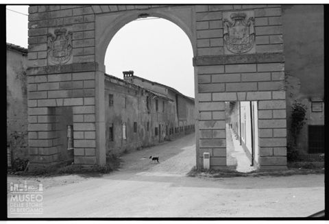 La porta d'ingresso alla città di Corte Sant'Andrea