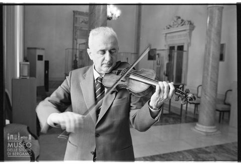 Ritratto di Andrea Mosconi mentre suona il violino nel palazzo del Comune di Cremona