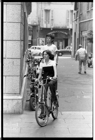 Ragazzi in bicicletta a Crema