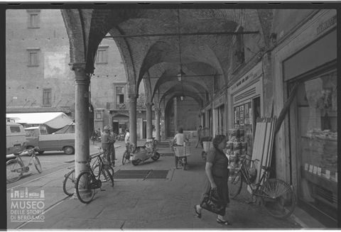 Scena di vita quotidiana in piazza delle Erbe a Mantova