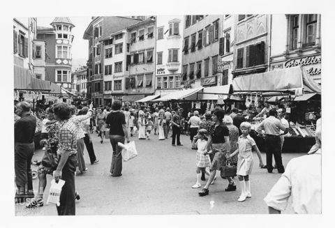 Mercato in piazza delle Erbe a Bolzano