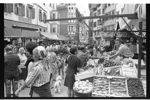 Mercato in piazza delle Erbe a Bolzano