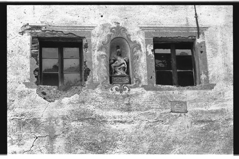 Particolare della facciata di un palazzo a Le Grazie nel Bellunese