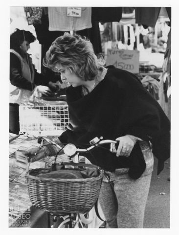 Ritratto di donna al mercato di Cantù