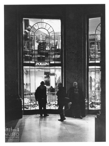 La vetrina del negozio Pollini di Milano