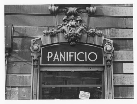 La vetrina di un panificio a Milano