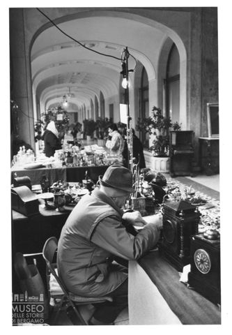 Un mercatino dell'antiquariato a Brescia