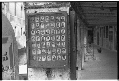 Esposizione di fototessere a Venezia