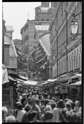 Sul Ponte di Rialto a Venezia