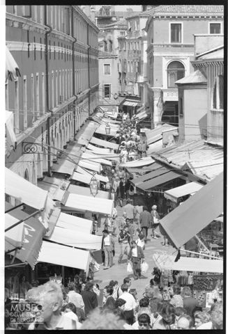 Nei pressi del Ponte di Rialto a Venezia
