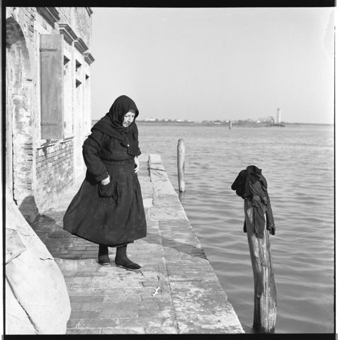Donna lungo un molo di Venezia