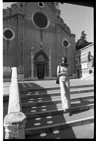 Ritratto di donna di fronte alla Basilica di Santa Maria Gloriosa dei Frari a Venezia