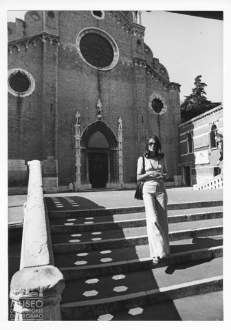 Ritratto di donna di fronte alla Basilica di Santa Maria Gloriosa dei Frari a Venezia