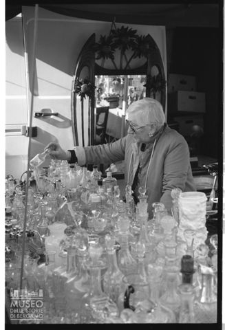 Una bancarella alla Fiera di Sinigaglia a Milano