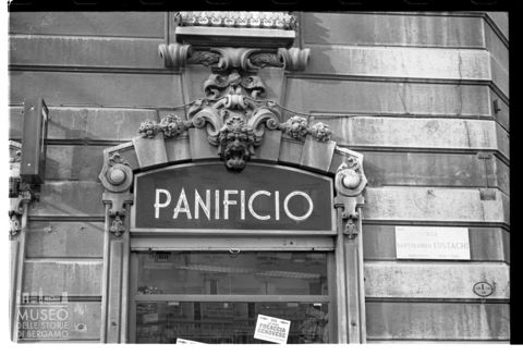 La vetrina di un panificio a Milano