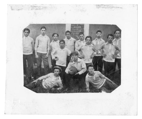 Ritratto di gruppo di una squadra di calcio dell'oratorio di Caravaggio