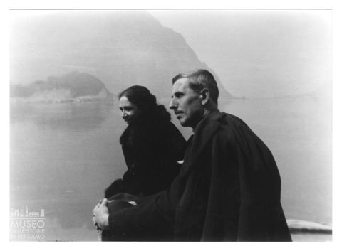 Ritratto del musicista Giuseppe Zelioli e della moglie Lina Dominioni sulle sponde del lago di Lecco