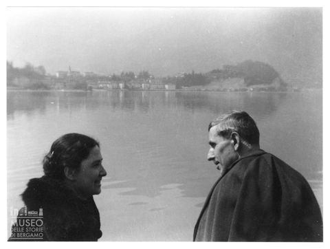 Ritratto del musicista Giuseppe Zelioli e della moglie Lina Dominioni sulle sponde del lago di Lecco