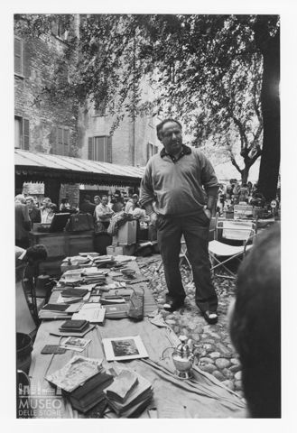 Un venditore al mercatino dell'antiquariato in piazzetta Luigi Angelini a Bergamo