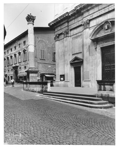 Il sagrato della basilica di Sant'Alessandro in Colonna