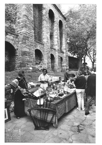 Mercatino dell'antiquariato in piazzetta Luigi Angelini a Bergamo