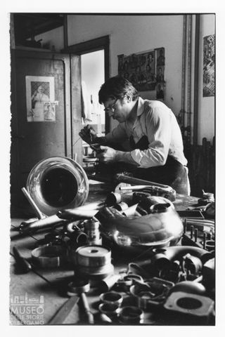 Ritratto di un artigiano all'interno del laboratorio di strumenti a fiato Romeo Orsi