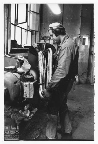Ritratto di un artigiano all'interno del laboratorio di strumenti a fiato Romeo Orsi