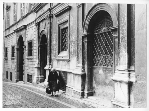 Scena di vita quotidiana in via Gaetano Donizetti a Bergamo